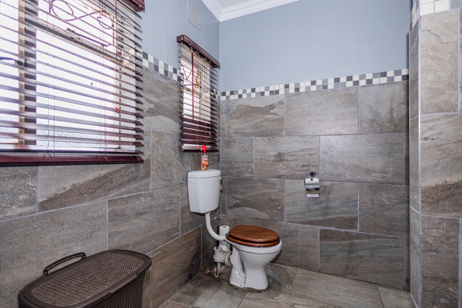 5 Bedroom Property for Sale in Peerless Park Western Cape